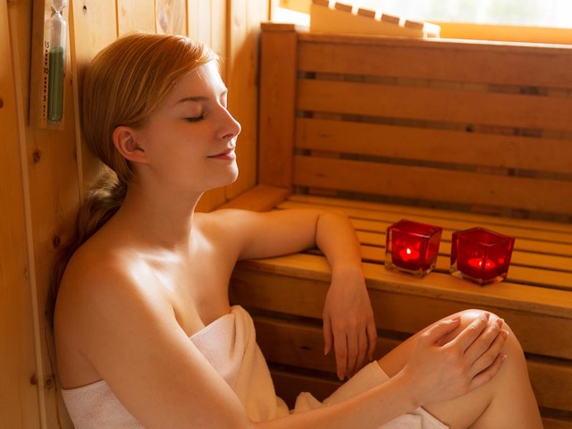 Frau entspannt in Sauna